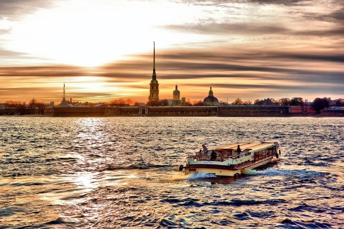 Санкт-Петербург река Нева теплоходы