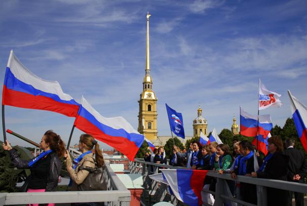 Жители Санкт-Петербурга празднуют День российского флага 22 августа 2022 года