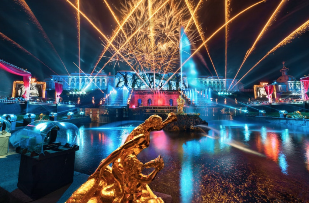 Праздник закрытия фонтанов в Петергофе 2022