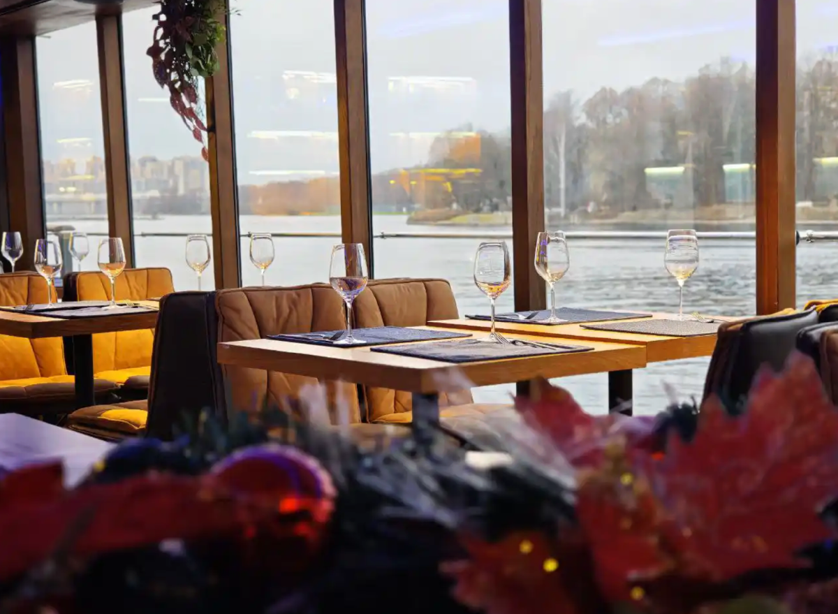 Зимний круиз по Неве на трехпалубном теплоходе «Шустрый Бобёр»