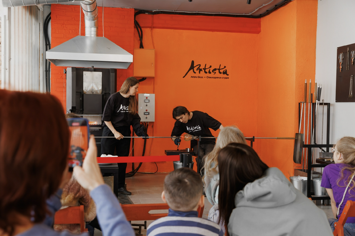«Шоу стеклодува в Стеклодувной студии Artista Glass» в Севкабель Порту