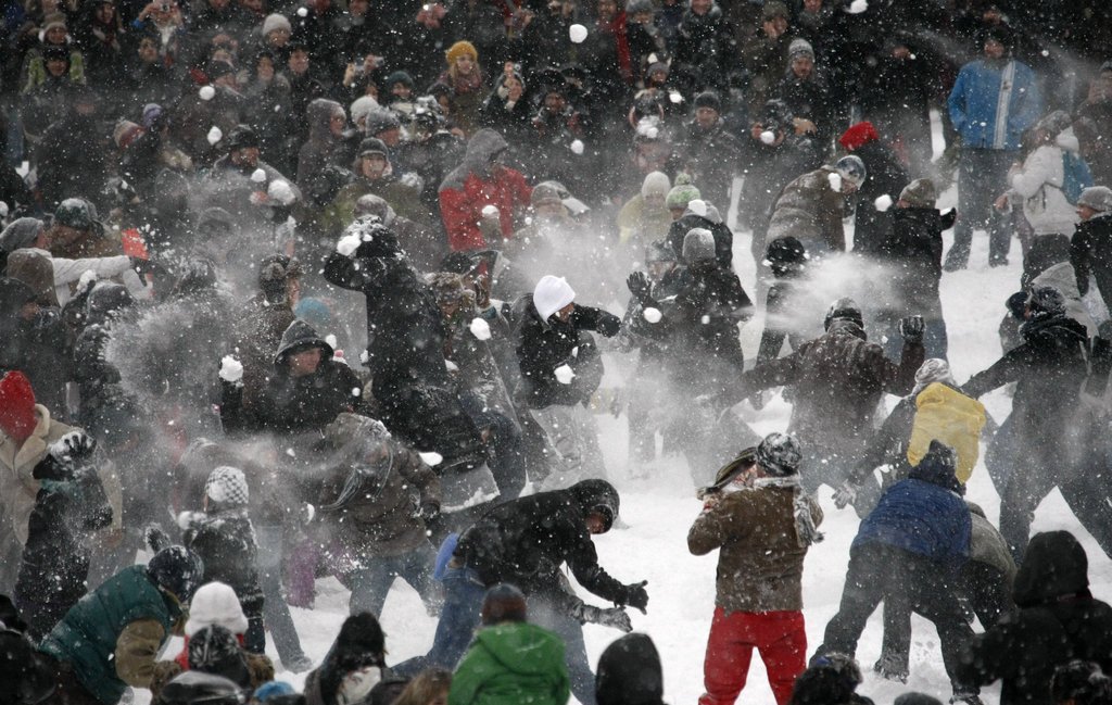 Кидались снежками. Игра в снежки. Кидание снежками. Толпа людей зимой. Толпа людей на улице зимой.