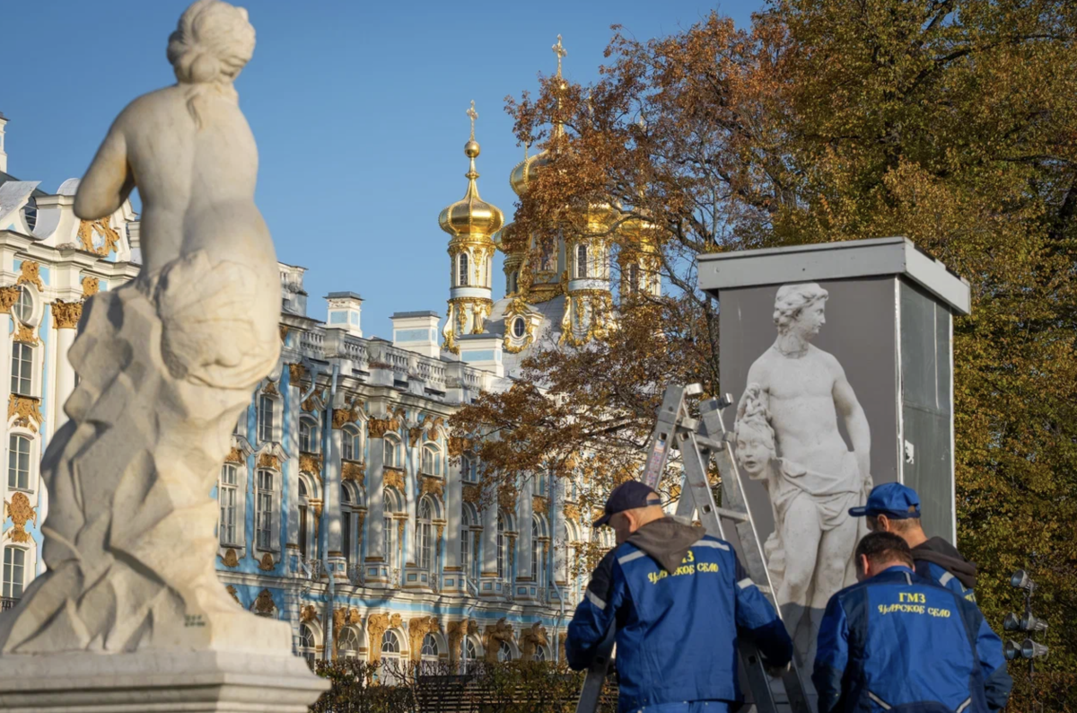 Царскосельская скульптура надевает зимнюю одежду