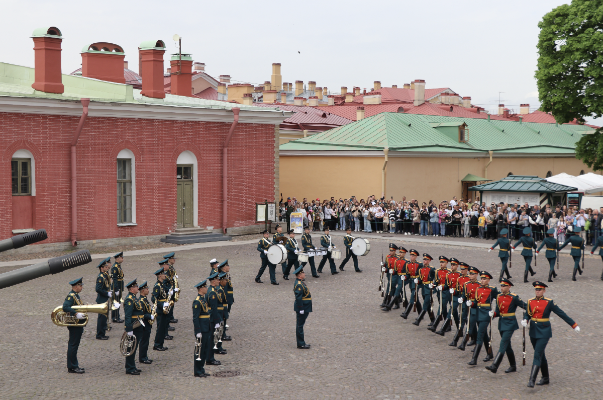 Церемония развода Почетного караула в Петропавловской крепости 2025