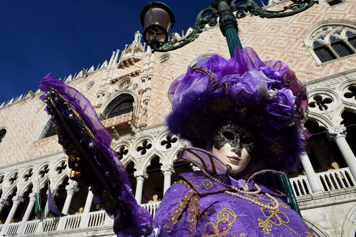 Одевали карнавал. Первый Венецианский карнавал. Венеция маскарад Италия. Венецианский карнавал 2023. Венецианский карнавал Орхидея фаленопсис.