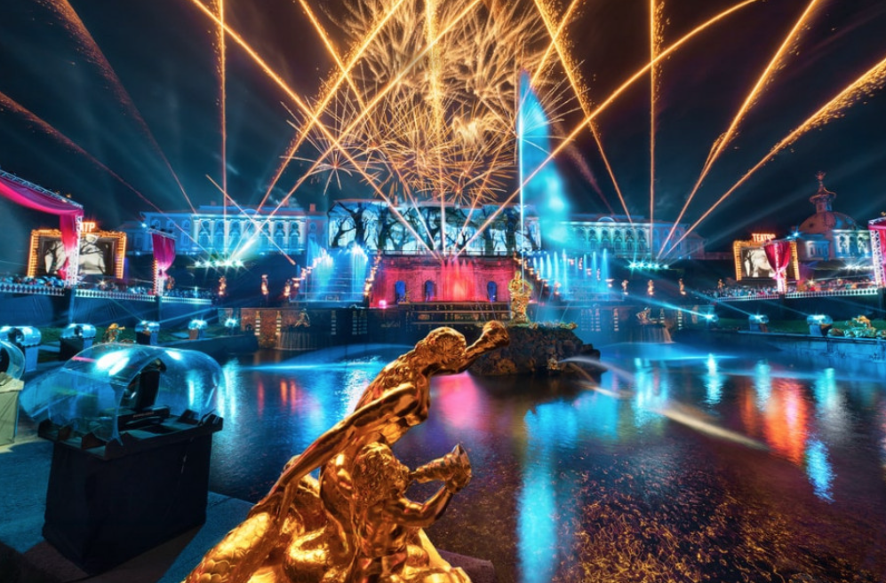 Праздник закрытия фонтанов в Петергофе 2023
