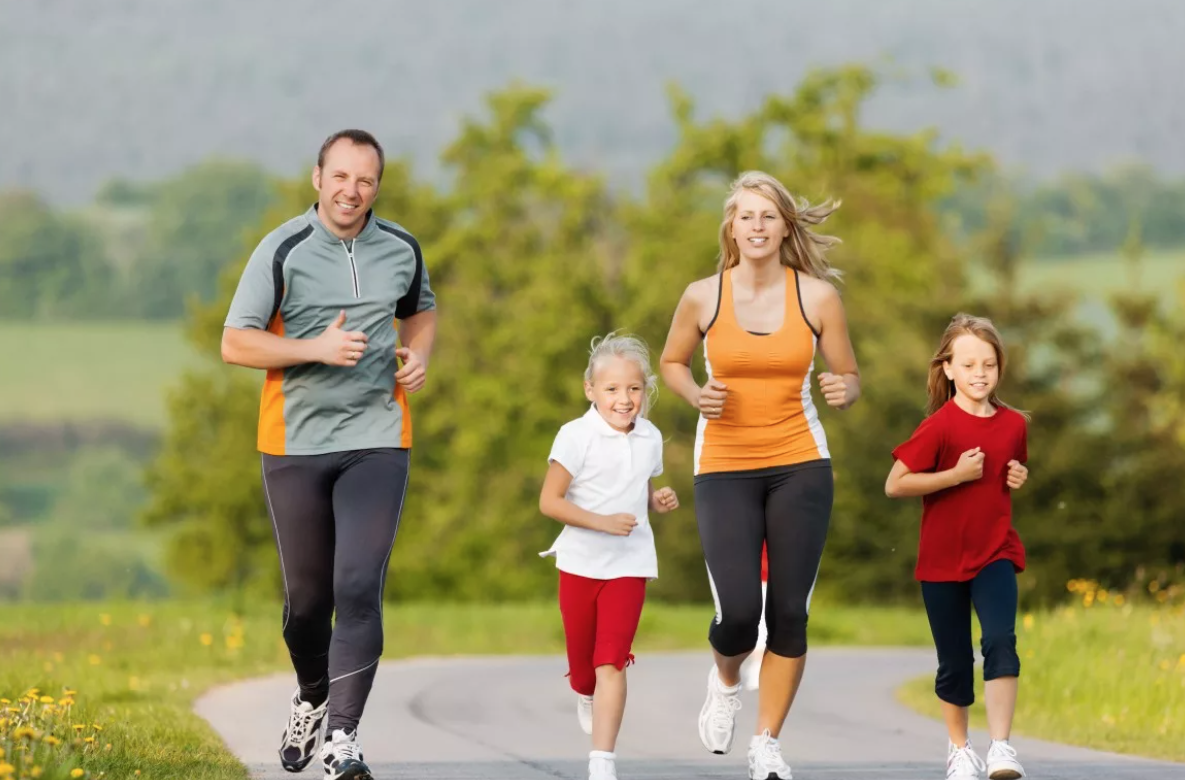 Большая спортивная семья. Спортивная семья. Семья занимается спортом. Здоровый образ жизни. Занятие физкультурой и спортом.
